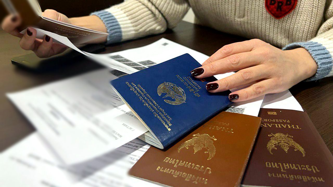 Сотрудники Workmigration сверяют паспорта иностранных работников при замене работника